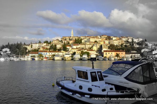 Il pittoresco borgo marinaro di Orsera visto dalla baia