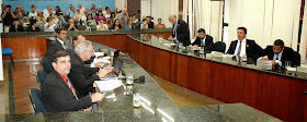  Os 12 vereadores municipais receberam, em mãos, o resumo do documento apresentado pelo secretário Fábio Cunha