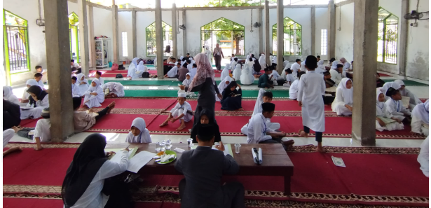 MI NUR RISKA LUBUK LINGGAU MELAKSANAKAN UJIAN TAHFIZH TERBUKA 