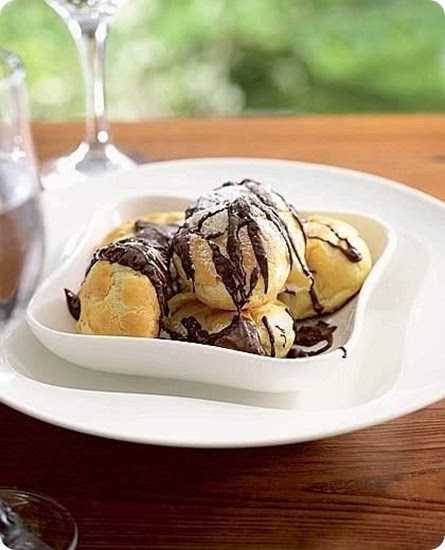 Bignè con salsa di cioccolato