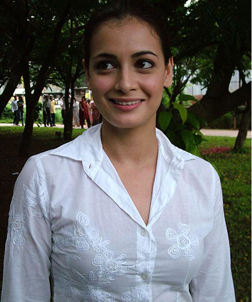 Dia Mirza Sexy Hot Photo Gallery -Wallpapers Free