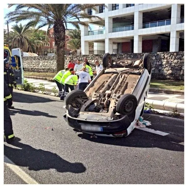 vuelca coche avenida marítima 1 diciembre