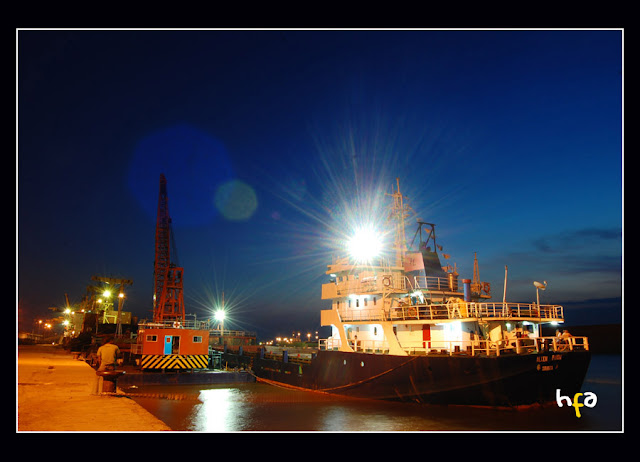 flare, lampu suar kapal tunda di pelabuhan trisakti banjarmasin, saat blue hour, senja hari