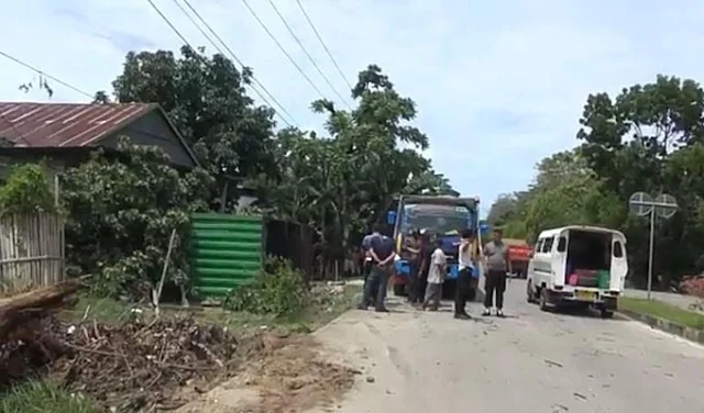 Rem Blong, Truk Meluncur Mundur Nyaris Tabrak Rumah Warga