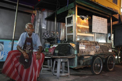 Kisah Pak Cik 92 Tahun Jual Mi Goreng RM2.50 Jadi Viral