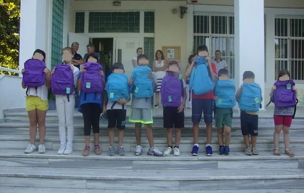 Οι Συμβολαιογράφοι Ναυπλίου-Καλαμάτας πρόσφεραν 10 σχολικές τσάντες σε σχολεία στην έδρα του κάθε Πρωτοδικείου της Περιφέρειας 