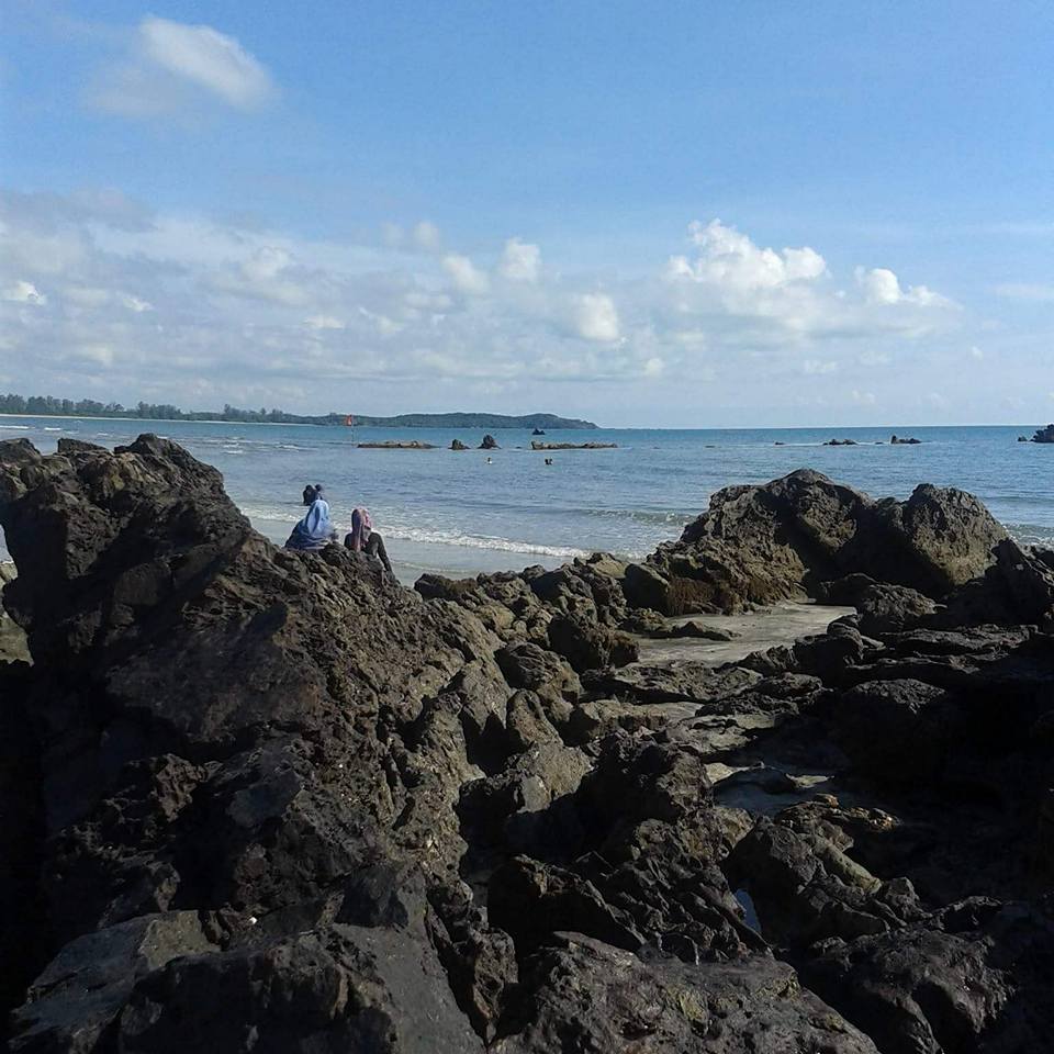 10 gambar pemandangan di Pantai Tanjung Balau Kota Tinggi 