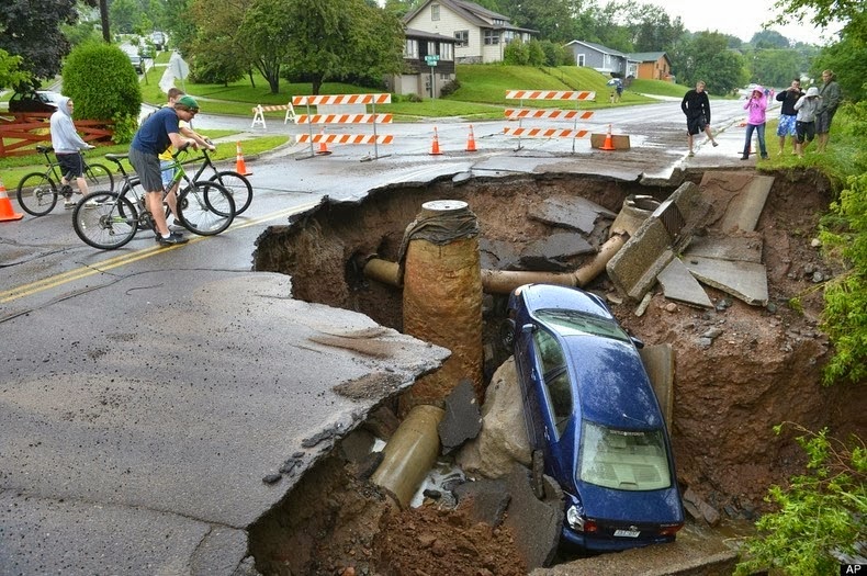 Sebuah mobil teronggok di sinkhole raksasa di Duluth, Minnesota Rabu 