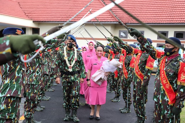 Penyerahan Dhuaja Pada Upacara Farewell Parade Dansat Brimob Polda Kaltim