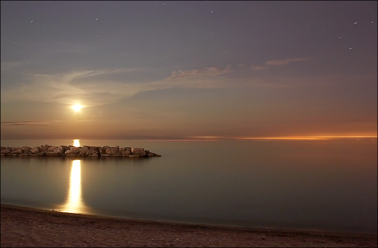 [beaches_long_exposure_full_moon_reflected.jpg]