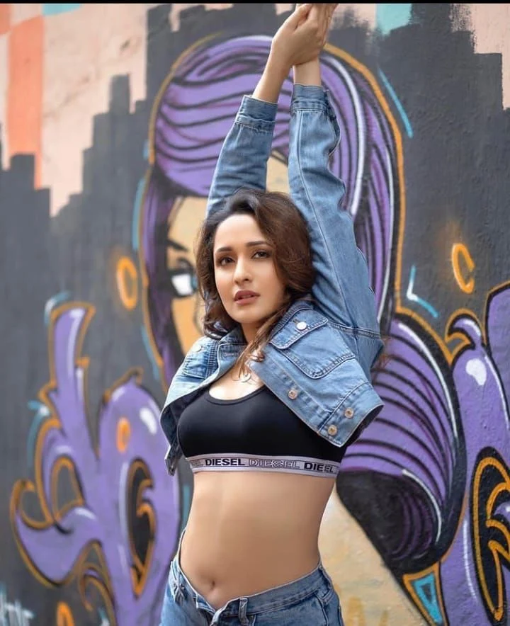 pragya jaiswal navel