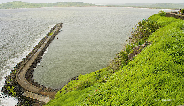 Situated in pretty surroundings, Ratnagiri is blessed with hills, sea shores, creeks, beautiful rivers, hot water springs, forests and water falls and offers a rejuvenating experience to travelers.