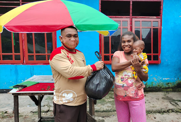 pembagian sembako dan masker kepada Andalan Cabang, para pembina Gugus Depan, adik-adik Pengurus DKC dan juga beberapa perwakilan masyarakat di Kabupaten Sorong Selatan.