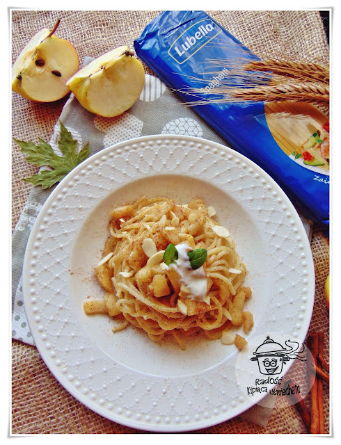 Makaron spaghetti ze smażonymi jabłkami i płatkami migdałowymi. 