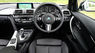 Le tableau de bord d’une BMW