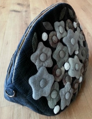 Bag with quilted flowers.Purses Ideas, Japanese Patchwork, Bags Inspiration, Fabrics Bags. Лоскутная сумка с цветами.