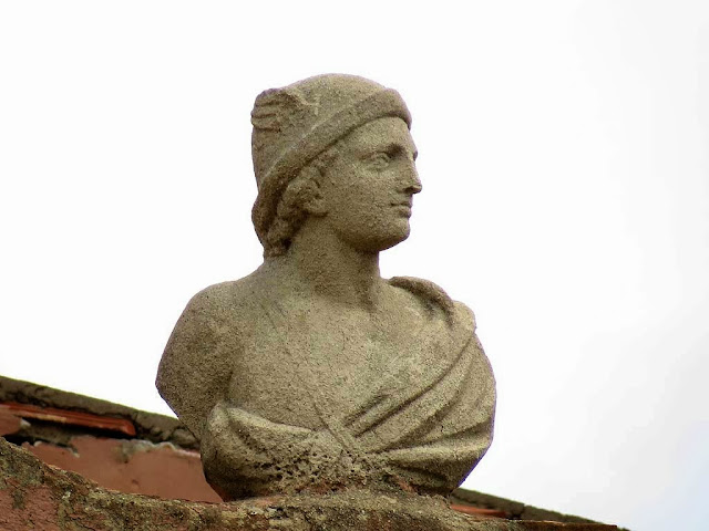 Busto sul tetto, piazza Mazzini, Livorno