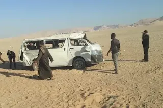 إصابة 15 شخصًا إثر انقلاب سيارة ميكروباص على طريق "قنا - نجع حمادي" الصحراوي الغربي