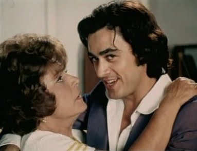 Η Ρένα Είναι “Οφ-σάιντ„ (1972) - Η Ρένα Καπλάνη-Μπαλτατζή (Ρένα Βλαχοπούλου) με τον ποδοσφαιριστή Χούλιο Μπάλμας (Νίκο Γαλανό).