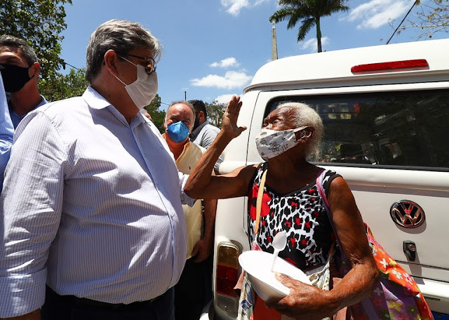 João Azevêdo inspeciona reformas, entrega obras da educação e acompanha programa Prato Cheio em Campina Grande