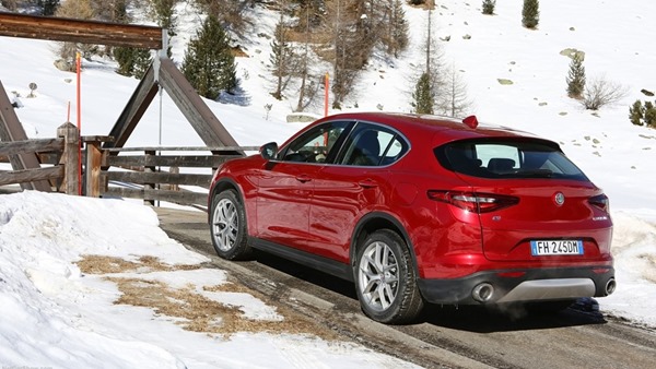 Alfa_Romeo-Stelvio-rear[4]