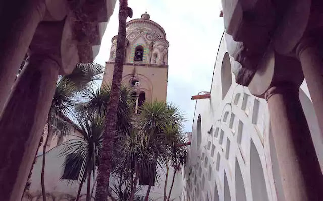 Campanario de Amalfi desde jardín del Claustro