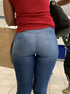 Bonita mujer usando pantalones apretados