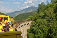 train jaune pont