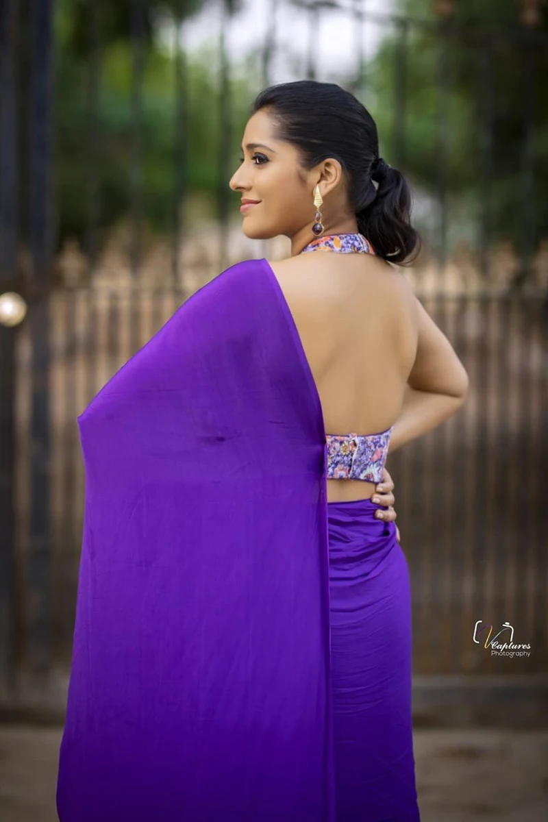 Anchor Rashmi Gautam Stunning Photoshoot In Violet Saree