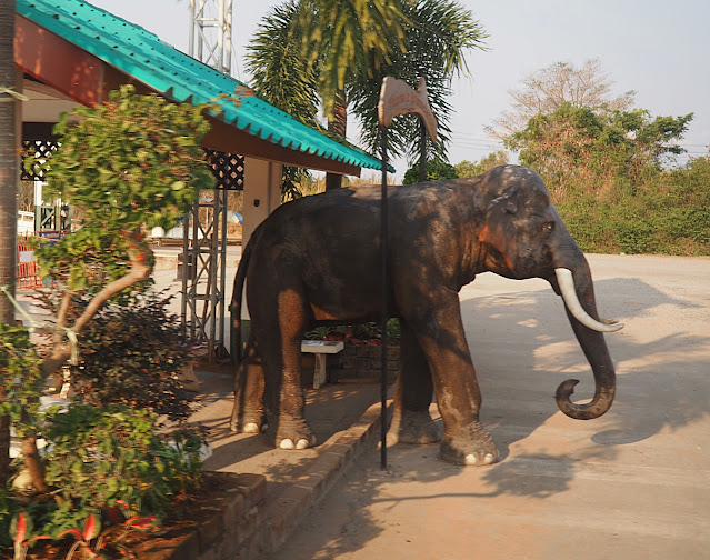 Слоны в Таиланде (статуя)