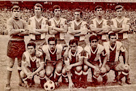 SEVILLA C. F. - Sevilla, España - Temporada 1971-72 - Rodri, Toni, Pazos, Hita, Costa y Santos; Lora, De Diego, Acosta, Lebrón y Sanjosé - REAL MADRID 4 (Amancio, Santillana y Pirri 2) SEVILLA C. F. 1 (Acosta) - 14/05/1972 - Liga de 1ª División, jornada 34 - Madrid, estadio Santiago Bernabeu - En la última jornada, se consuma el descenso a 2ª del Sevilla