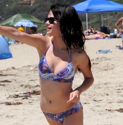 selena gomez in a bra. Selena Gomez caught in bikini