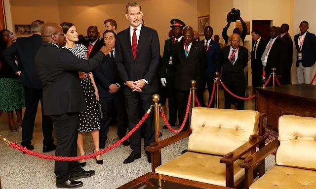 Queen Letizia wore a polka-dot dress by Jose Hidalgo. Carolina Herrera bag and Prada pumps. First Lady Ana Dias Lourenco