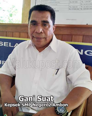 Ambon, Malukupost.com - Kepala Sekolah SMP Negeri 2 Ambon, Gani Suat menyatakan, pihaknya tetap memberlakukan sistem zonasi Penerimaan Peserta Didik Baru (PPDB) tahun ajaran 2019 sesuai permendikbud nomor 51 tahun 2018 untuk membatasi dan merubah paradigma orang tua yang selama ini mengarahkan anak ke sekolah unggulan. "SMP Negeri 2 Ambon tetap memberlakukan sistem zonasi sesuai regulasi yang terbaru, dengan menerima siswa dengan kuota 90% siswa yang tinggal dekat sekolah, dan dibuktikan dengan kartu keluarga, dan 5% menggunakan jalur prestasi," katanya di Ambon, Sabtu (22/6).