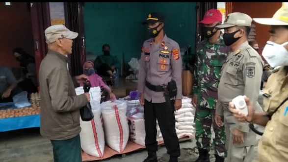 TNI, Polri, Satpol PP dan Puskes Liwa Gelar Operasi Yustisi di Pasar Liwa
