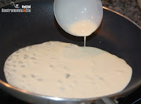 Recetas y postres: preparacion de crepes - paso 2 verter una fina capa de la masa en una sarten