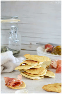 galletitas saladas: prepáralas en casa de forma casera- recetas de galletas saladas- montadito de galleta salada