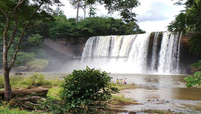 Air Terjun Riam Merasap Miniaturnya Air Terjun Niagara 