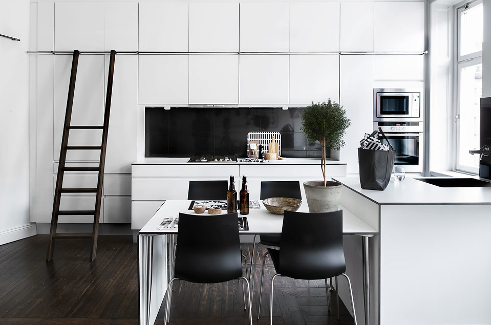 escapade: Listed: A black + white apartment in Odenplan, Stockholm