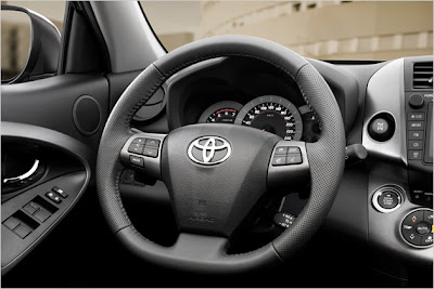 Toyota RAV4 Facelift 2010 steering wheel