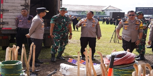 Polri Kerahkan Ribuan Personel Bersihkan Puing-puing Pasca Gempa Cianjur