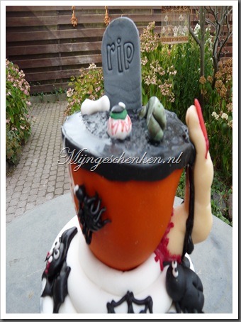 halloween taart deel 7 011