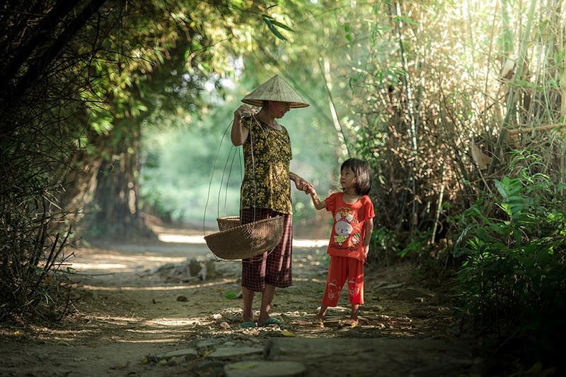 Thùng nước gạo của mẹ và câu chuyện đáng suy ngẫm về đạo làm con