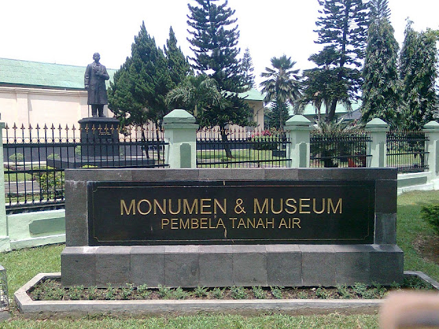 gerbang museum PETA Bogor