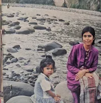 सेजल कुमार बचपन अपनी मे माँ के साथ (as a child)