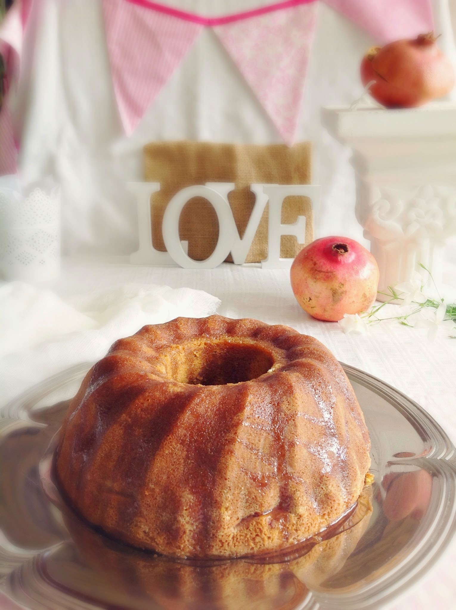 bundt-cake-de-calabaza-relleno-de-crema-de-queso-con-sirope-de-granada