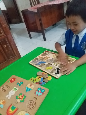 kegiatan-merangsang-anak-speech-delay-berbicara-dengan-puzzel