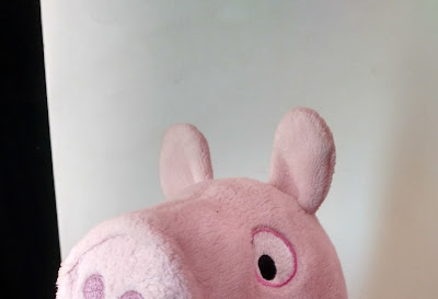 Pelúcia da porquinha Peppa pig que fala e ri (dispositivo eletronico pode ser retirado para higienização)  25+5cm de pernas R$ 45,00