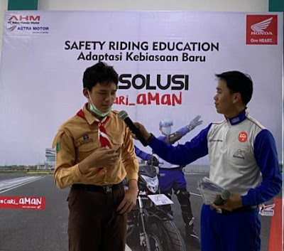 Instruktur Safety Riding sedang mengajak siswa untuk ikut Diskusi #Cari_aman