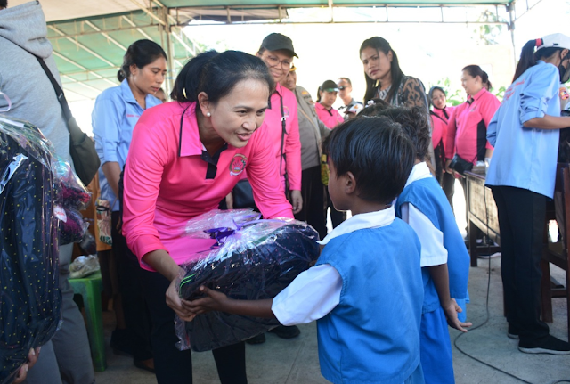 Ketum Bhayangkari Berikan Bantuan Kepada Anak Stunting di Desa Reruwairere